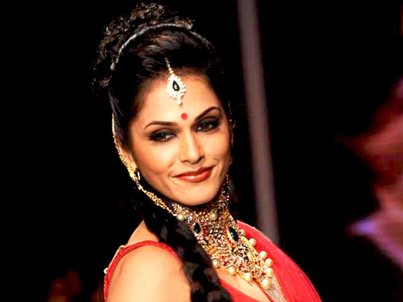 eesha koppikhar walks the ramp for kashi jewellers at iijw 2011 6
