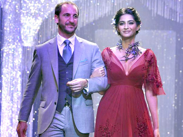 sonam and lara walk the ramp for iijw 2011 finale show 4