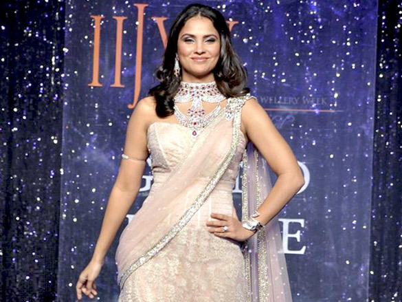 sonam and lara walk the ramp for iijw 2011 finale show 6