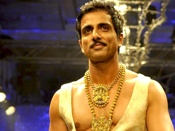 sonam and lara walk the ramp for iijw 2011 finale show 9