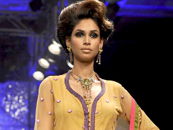 sonam and lara walk the ramp for iijw 2011 finale show 11