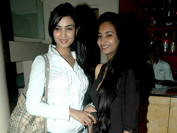 minissha and tusshar at satish kaushik party for rafi 5
