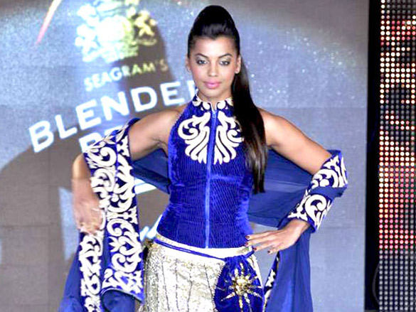mugdha walks the ramp for reynu tandon at blenders pride fashion tour 2011 5