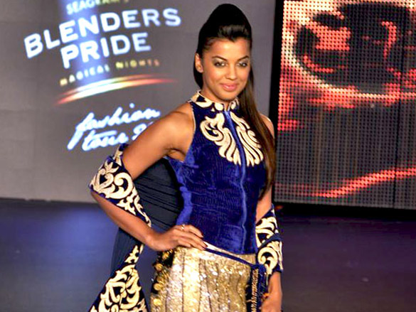 mugdha walks the ramp for reynu tandon at blenders pride fashion tour 2011 6