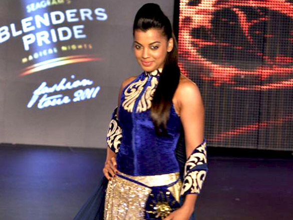 mugdha walks the ramp for reynu tandon at blenders pride fashion tour 2011 7