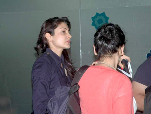 anushka sharma snapped at international airport 4