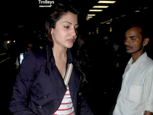 anushka sharma snapped at international airport 8