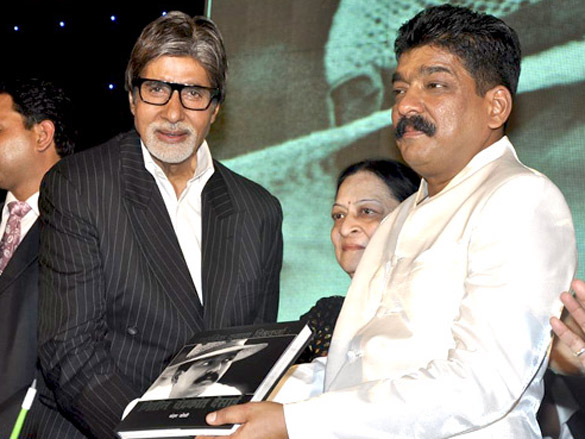 amitabh bachchan unveils nitin desais book at his 25th year celebrations 5