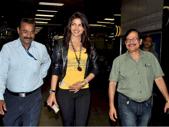 ranbir and priyanka snapped at mumbai airport 4