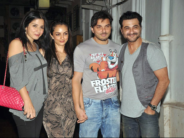 padmini kolhapure celebrates wedding anniversary 3