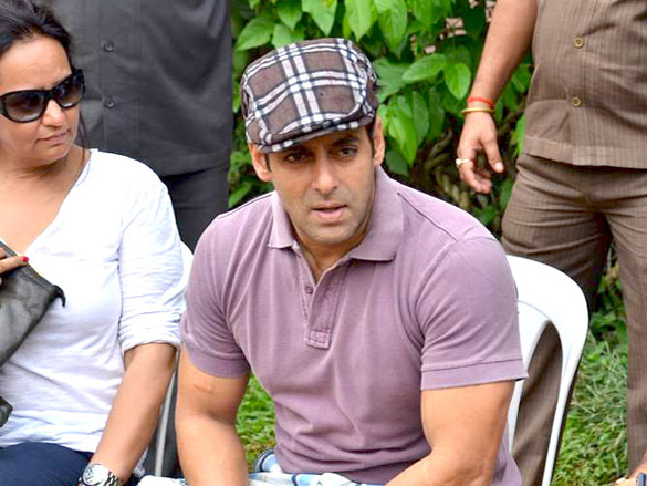 salman khan at mens health friendly soccer match with celeb dads and kids 5