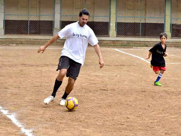 salman khan at mens health friendly soccer match with celeb dads and kids 6