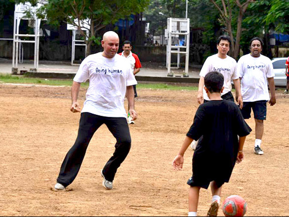 salman khan at mens health friendly soccer match with celeb dads and kids 7