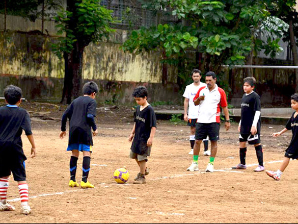 salman khan at mens health friendly soccer match with celeb dads and kids 14