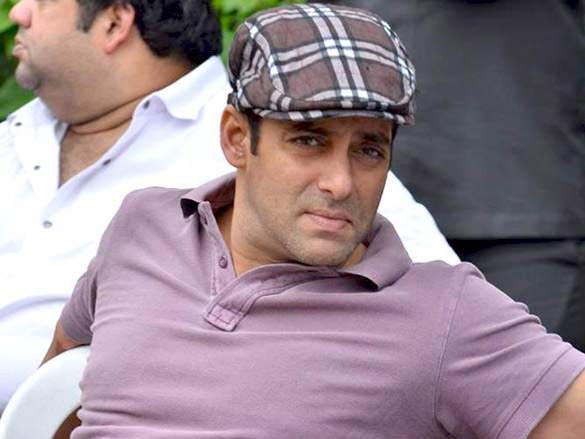 salman khan at mens health friendly soccer match with celeb dads and kids 15