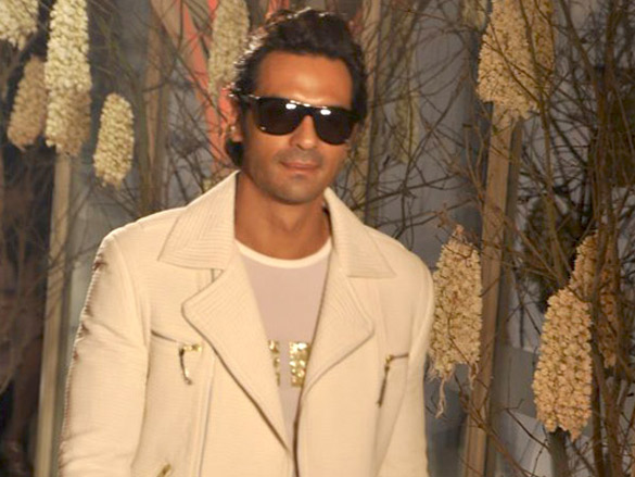 arjun rampal walks the ramp for rohit bal at lakme fashion week 2011 launch 5