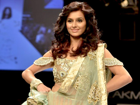 karisma and twinkle at payal singhals show at lakme fashion week 2011 day 1 8