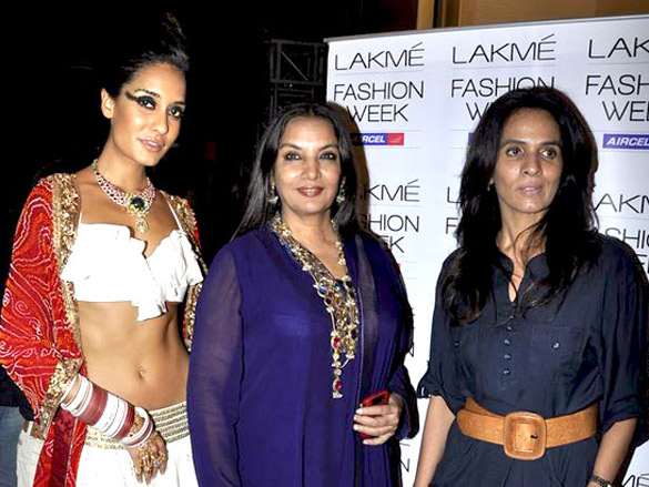lisa walks the ramp for anita dongres show at lakme fashion week 2011 day 2 6