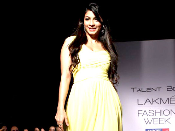 tanisha mukherjee walk for payal kothari at lakme fashion week 2011 day 3 5