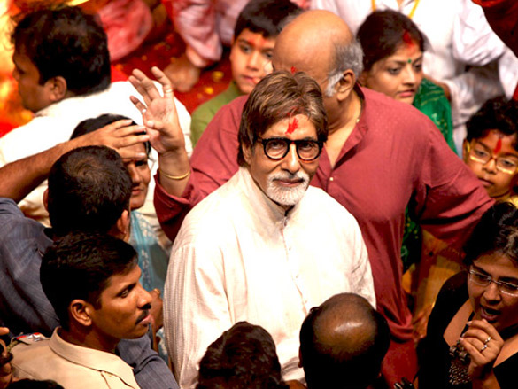 amitabh bachchan visits lalbaugcha raja ganesh idol 5