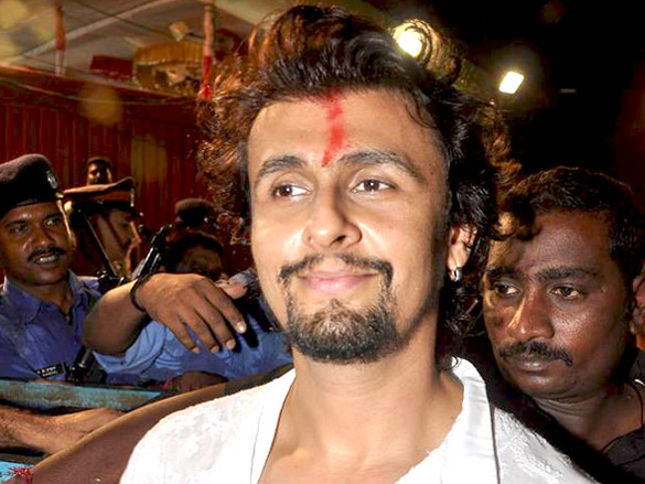bipasha and sonu nigam visit lalbaugcha raja 8