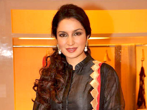tisca with leading models at designer rahul mishras showcase at aza 3