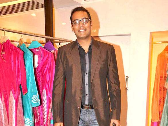 tisca with leading models at designer rahul mishras showcase at aza 7