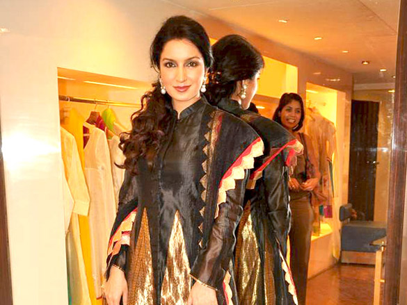 tisca with leading models at designer rahul mishras showcase at aza 13