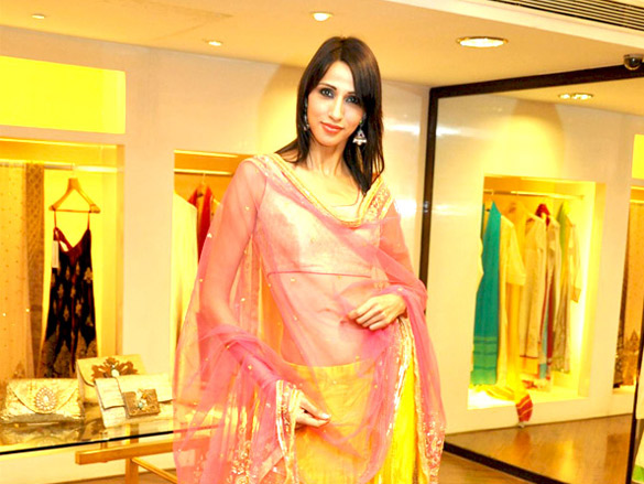 tisca with leading models at designer rahul mishras showcase at aza 15