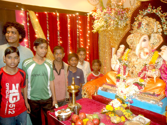 prasanna shetty celebrates ganpati with nandini singh and avesh dadlani 6