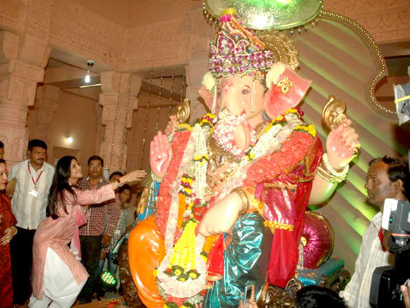 shilpa shetty visits andheri cha raja ganpati 2