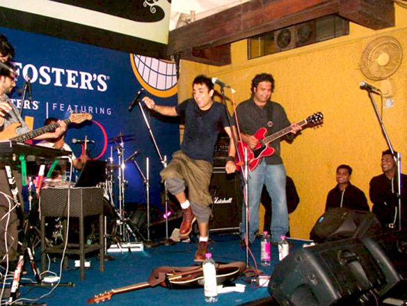 vir das performs his famous comical rock band act alien chutney 2