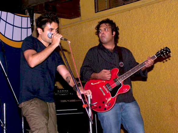 vir das performs his famous comical rock band act alien chutney 3