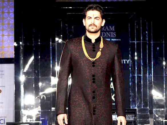 neil walks for vikram phadnis at aamby valley city india bridal week 2011 4