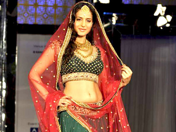 ameesha patel walks for rocky s at aamby valley city india bridal week 2011 4