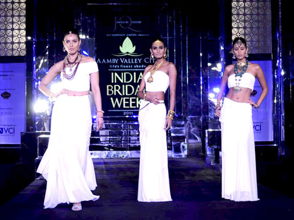 queenie dhodys show at aamby valley city india bridal week 2011 8