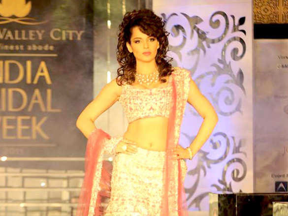 kangna walks for jyotsa tiwari at aamby valley city india bridal week 2011 6