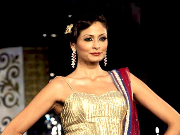 kangna walks for jyotsa tiwari at aamby valley city india bridal week 2011 8