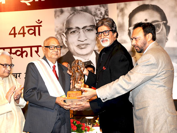 amitabh bachchan felicitates shahryar with 44th jnanpith award 2