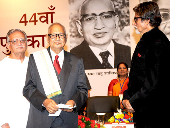 amitabh bachchan felicitates shahryar with 44th jnanpith award 5