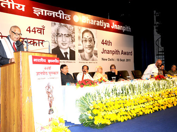 amitabh bachchan felicitates shahryar with 44th jnanpith award 8
