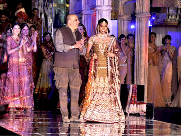 tarun tahilianis finale show at aamby valley city india bridal week 2011 3