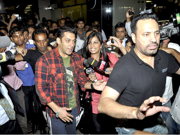 salman khan returns back after successful surgery 7