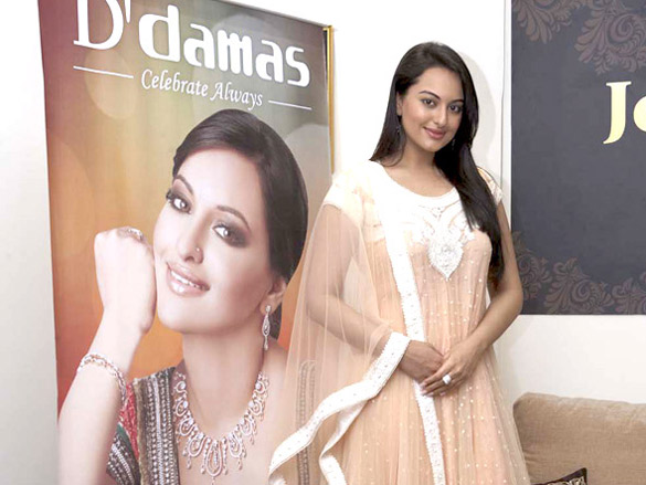 sonakshi inaugurates the first gitanjali outlet at international terminal 2