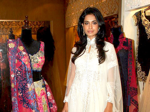 ira sarah and lisa at fashion store launch 8