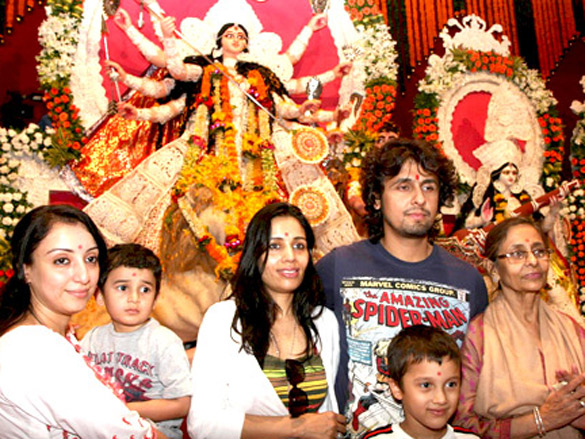 ranbir kapoor kajol and sonu nigam at sarbojinik durga puja 5