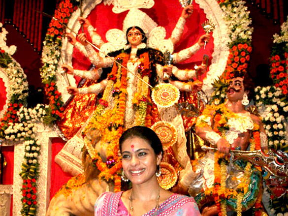 ranbir kapoor kajol and sonu nigam at sarbojinik durga puja 8