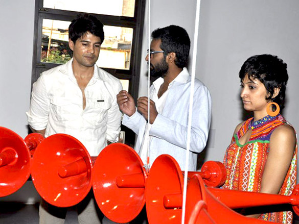 rajeev khandelwal and sushma grace saini johrays art exhibition 7