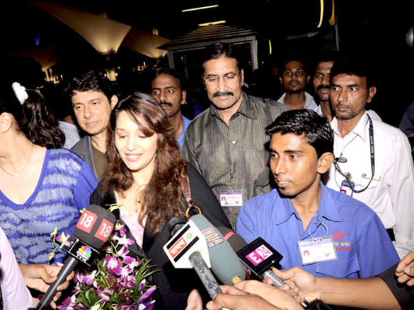 madhuri returns back to mumbai with family 5
