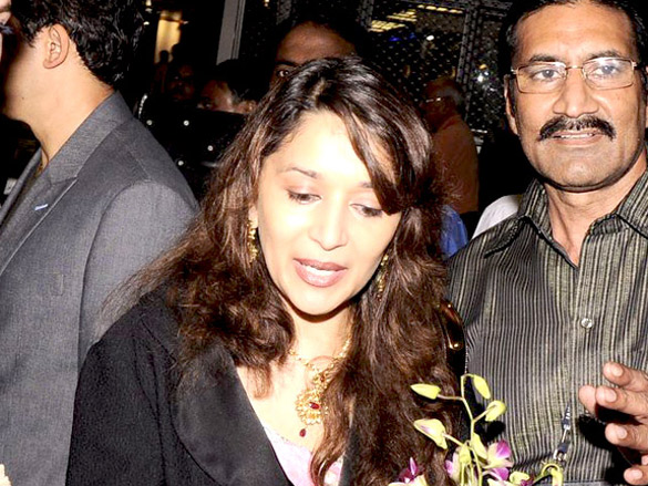 madhuri returns back to mumbai with family 6